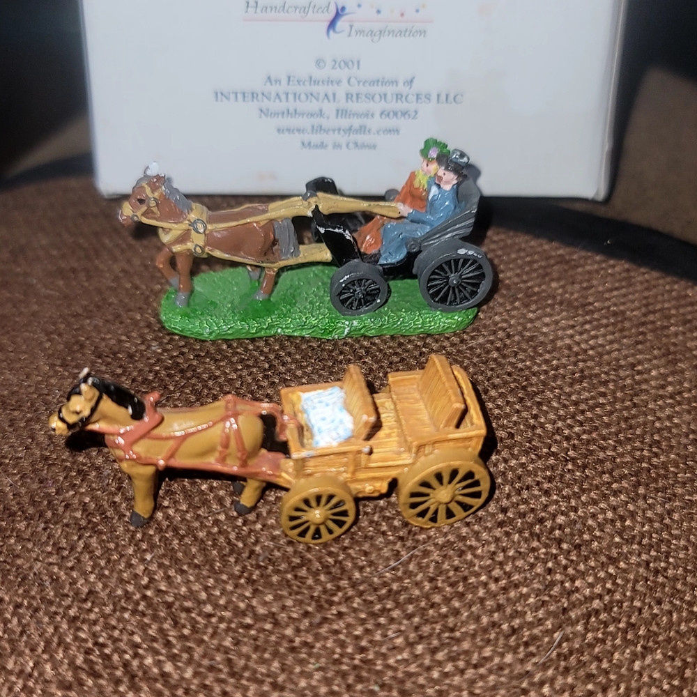 Liberty Falls Collection. 2 horse drawn carriages. Not in original.box or bliste